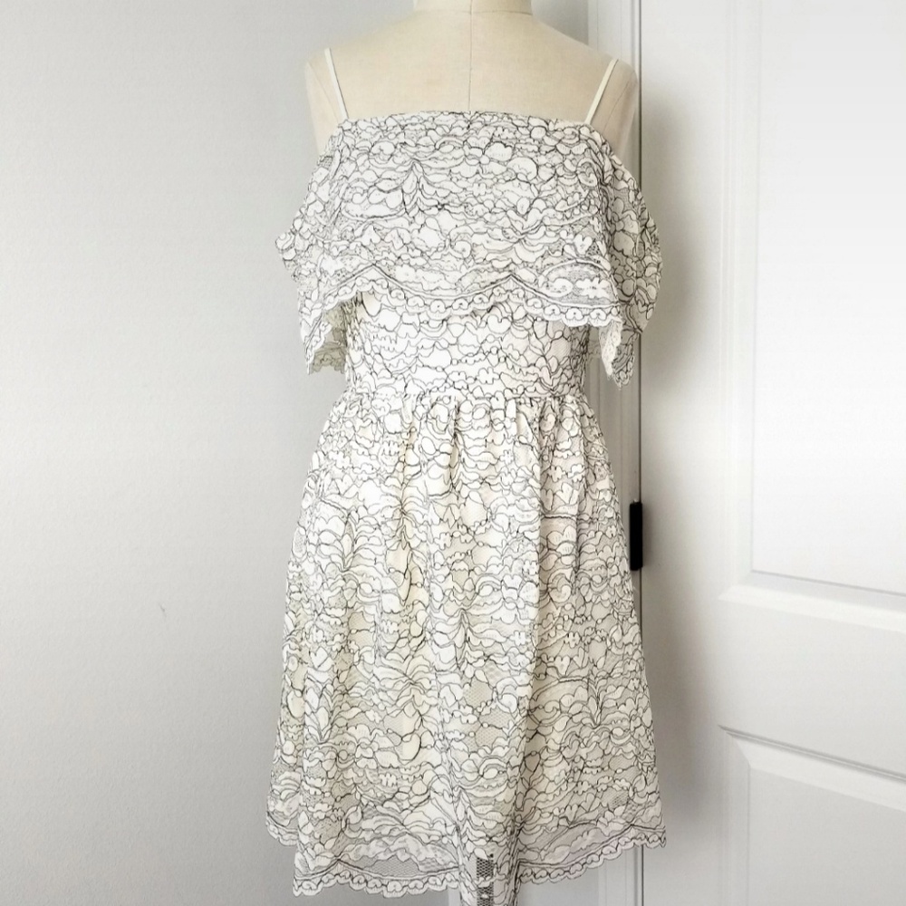 Off shoulder lace dress